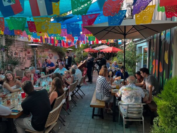 Cafe De Martin patio